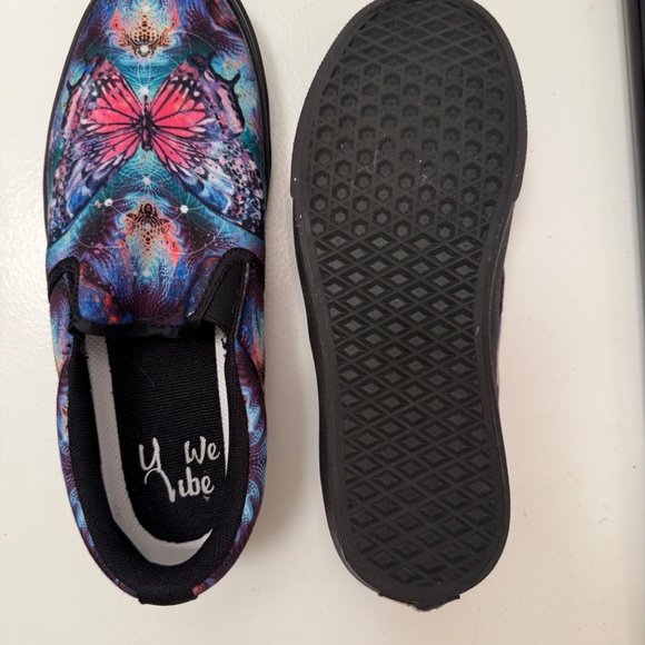 SHOES - Picture 2 of 2